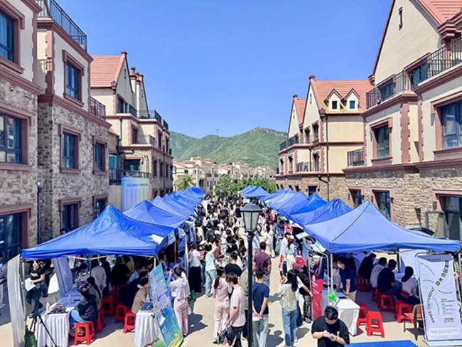 君卓文產(chǎn)集團(tuán)受邀參加河北省2025屆分學(xué)科系列招聘活動(dòng)藝術(shù)類專場(chǎng)暨河北工藝美術(shù)職業(yè)學(xué)院2025年春季校園雙選會(huì)